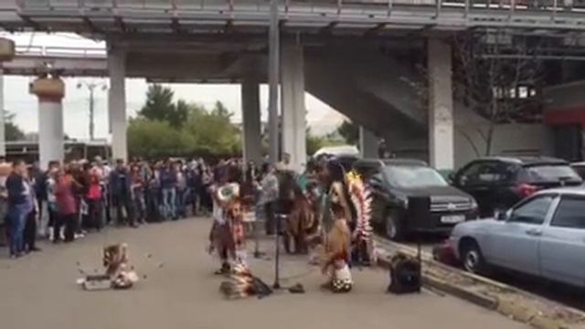 Индейцы на ВДНХ (тот что в футболке ЛДПР):) смотреть онлайн