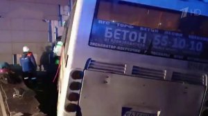 В Великом Новгороде рейсовый автобус врезался в здание университета