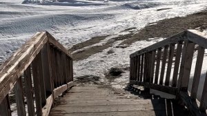 Сахалин. Охотское . Море во льду. Вдоль береговой линии. Сильный ветер  слова заглушил.