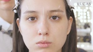 Брови. Рисуем новую форму с помощью белого карандаша CC BROW (Lucas Cosmetics).