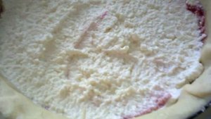 Пирог с творогом и вареньем из песочного теста