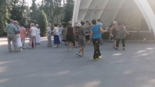 Харьков:Танцы кому за 60 в ретро зоне Парк Горького