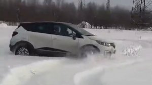 Рено каптюр по снегу в поле