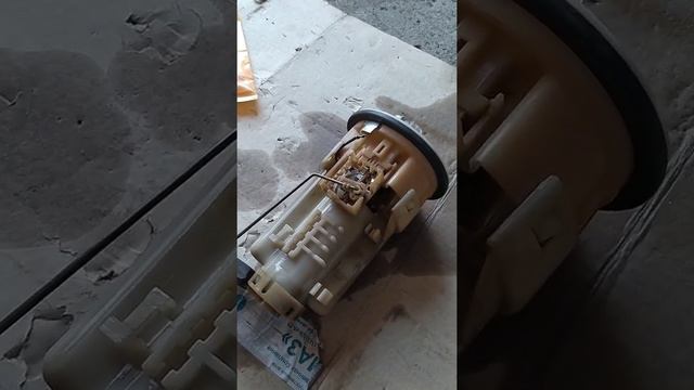 Замена топливного фильтра в баке Тойота ноах))) смотреть онлайн