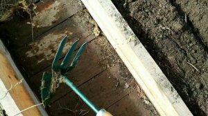 Первые посадки в теплице весной. Что посадить в теплице в апреле. Сажаю редис, салат, капусту.