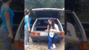 Девушка классно играет на барабане