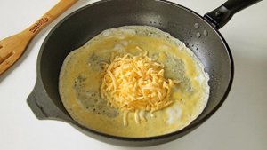 Яичные блины с сыром