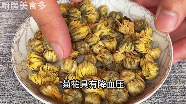 立秋後，用茄子蒂加菊花，作用真厲害，清熱滋肺養顏，還能防止血管破裂，潤腸通便，【廚房美食多】eggplant stalks,chrysanthemum, effect,awesome