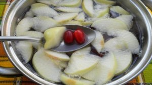 Компот из кизила и яблок с мятой