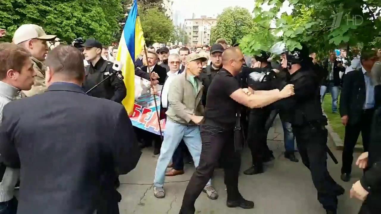 Действия украинских полицейских, которые 9-го мая ...осудили международные правозащитные организации