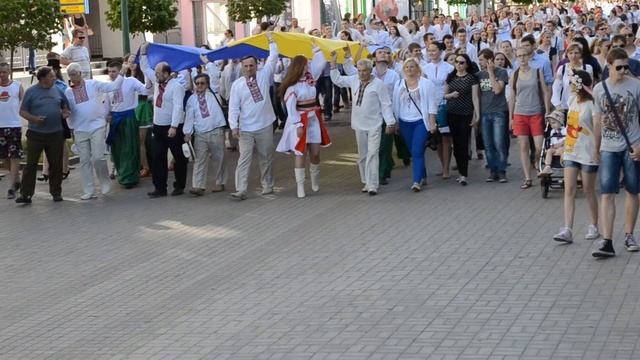 Эстафета Мира: в Сумах пронесли 100-метровый Флаг Украины смотреть онлайн