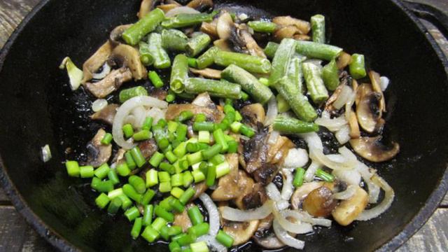 Салат из стручковой фасоли с шампиньоном и крабовыми палочками