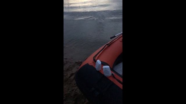 Как 100 % охранять лодку когда спите на берегу! смотреть онлайн