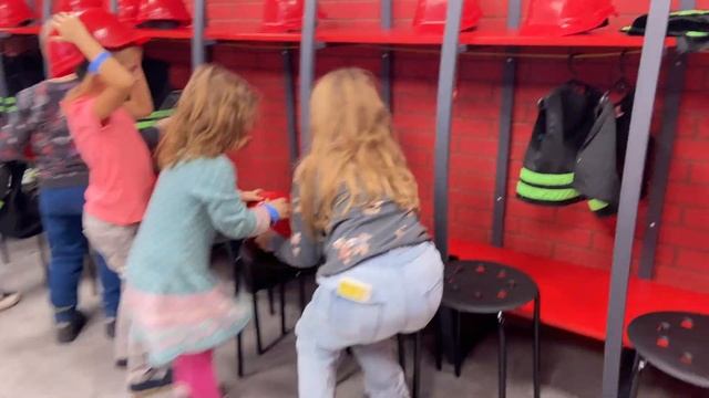 Какие профессии есть. Город профессий с Соней, Мией и Розой смотреть онлайн