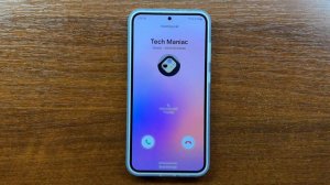 Samsung Galaxy S24 Plus Incoming Call in Samsung Yellow Flipsuit Case with Smileys. Smiley Original