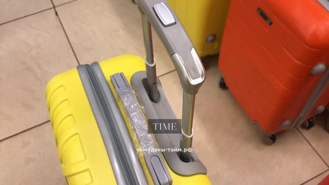 Пластиковый чемодан на колесах, Желтый HiTek смотреть онлайн
