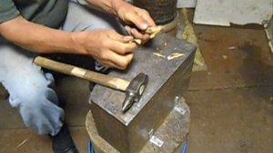 Рукоять из карельской березы.
