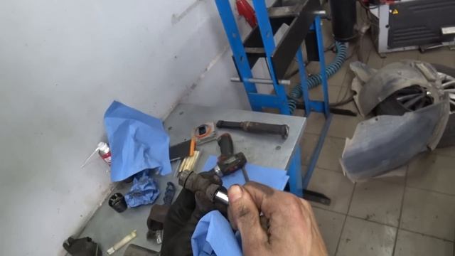 AUDI, VW, SKODA профилактическая чистка передних тормозных механизмов. смотреть онлайн