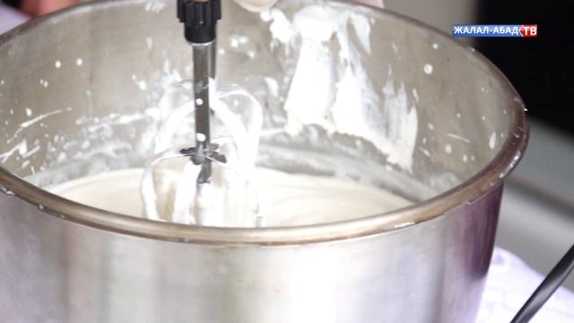 Чынара Бакирова: "красный бархат" торту 3-4 сааттык мээнетти талап кылат смотреть онлайн