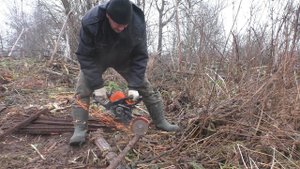 Вот варвары, распилили детскую железную дорогу!