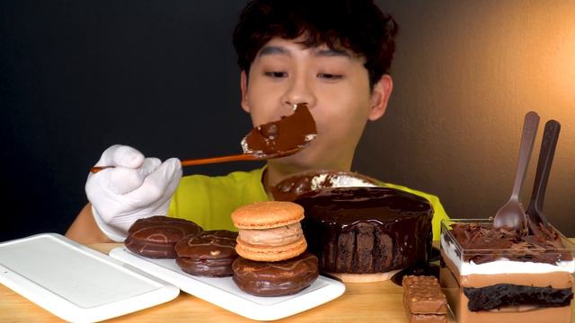 ASMR 초콜릿 디저트 파티 🍫 초콜릿무스 롤케익 몽쉘 마카롱 몰티져스 먹방~! Chocolate Dessert Party Choco  Cake Spoon Roll MuKBang смотреть онлайн