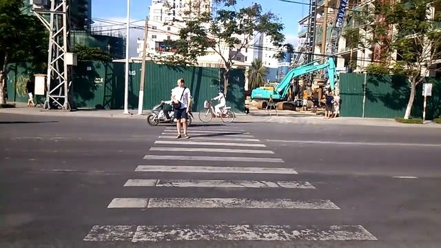 Переходим дорогу во Вьетнаме, г. Нячанг смотреть онлайн