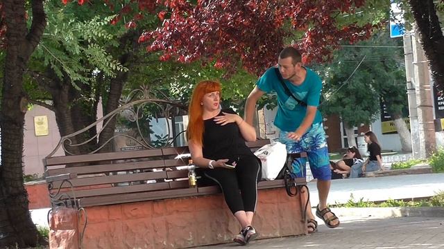 пранк над девушкой в парке. Я ору с реакции. Приколы 2021 смотреть онлайн