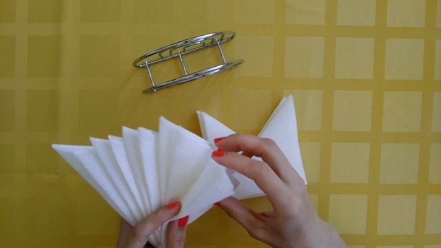 Как красиво сложить салфетки в салфетницу?