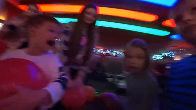 Ева празднует День Рождения/выбиваем страйк Боулинг/ШОК! гора подарков /игрушки И настроение смотреть онлайн