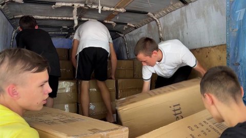 Активисты Народного Фронта собрали "чемоданы первокурсников" для сирот из ДНР