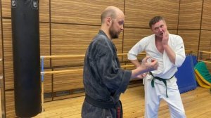 Упражнение тегуми с ударом коленом - хидзя с лапами #окинава #каратэ #романгрузинов