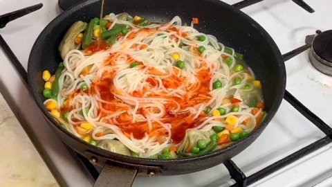 РИСОВАЯ ЛАПША С ОВОЩАМИ! Отличное блюдо из продуктов с огромным сроком хранения