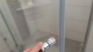 Душевая перегородка с распашной дверью