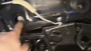 Mercedes W222 AMG ремонт доводчика двери. Как разобрать дверь, снять карту, замок и стеклоподъемник