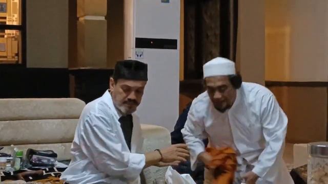 abah KH Miftah Fauzi dengan habib Umar Pasuruan salah satu  sohib Abuya KH Uci turtusi 🥺🥰❤️❤️