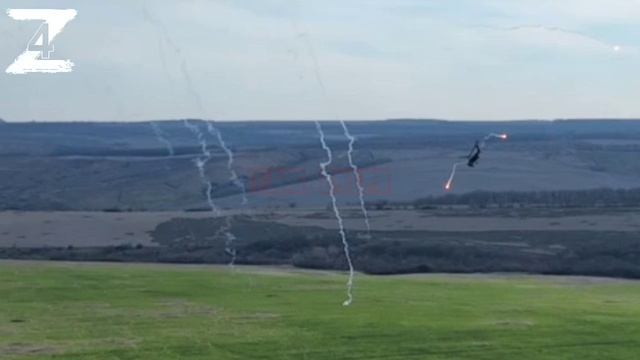 Штурмовые вертолёты выжигают позиции ВСУ под Лисичанском смотреть онлайн