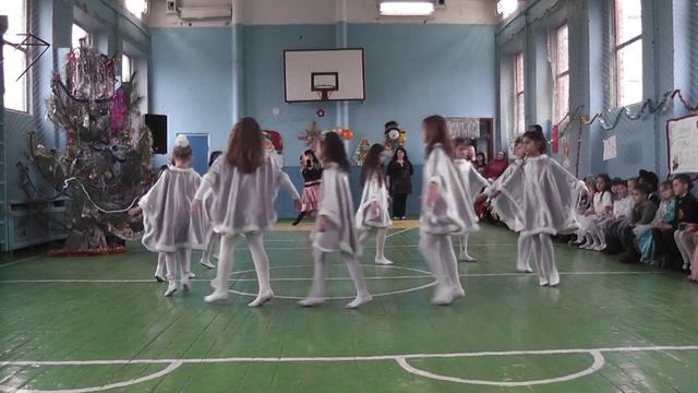 Новогодний утренник 2014 ОСШ № 42 г. Донецка: Танец снежинок