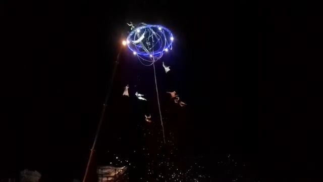 Воздушные акробаты на Софиевской площади 1.04.2017 смотреть онлайн