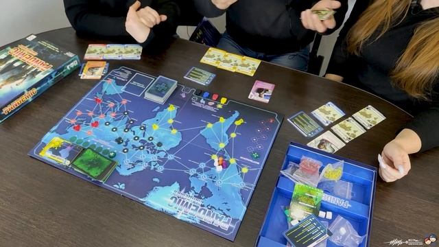 НАСТОЛЬНЫЕ ИГРЫ ОТ РЕБЯЧКИ // игра PANDEMIC (Пандемия) смотреть онлайн