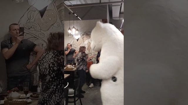 Она танцует как Бейонсе ? отлично поздравили Олю под крутую песню?? #белыймедведь #сюрприз #мишка