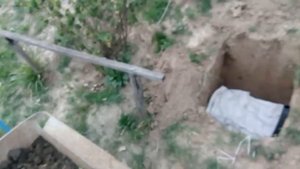 Посадка саженцев винограда в ямы с дренажом