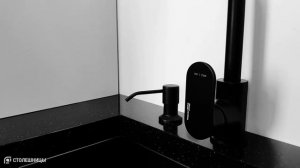 Чёрная глянцевая столешница с мойкой подстольного монтажа. Румянцева, 6. Размеры: 2600х590мм.