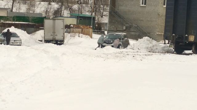 Улица Проходная 4-я , Владивосток / Машинки буксуют после снегопада / 1.12.2021 смотреть онлайн