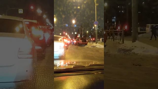 Машина заскочила на снежную часть на дороге #Shorts