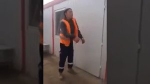 Ему в дискотеку надо работать а не на стройке