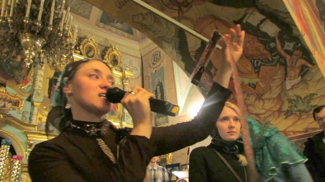 Екатерина Громова - дарит пасхальные галстуки.