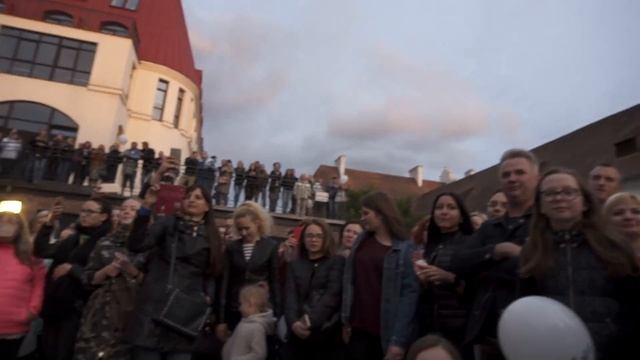 ДРОЗДЫ СОБРАЛИ ТОЛПУ ЛЮДЕЙ НА УЛИЦЕ смотреть онлайн