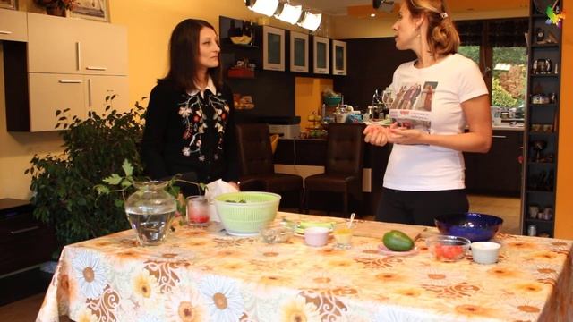 atanasova.coach - Анелия Атанасова и Елена Караиванова - приготвяне на здравословна салата - част 1