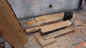 Продольный распил бревна бензопилой, простая направляющая