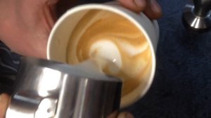 Рисуем цветок на капучино